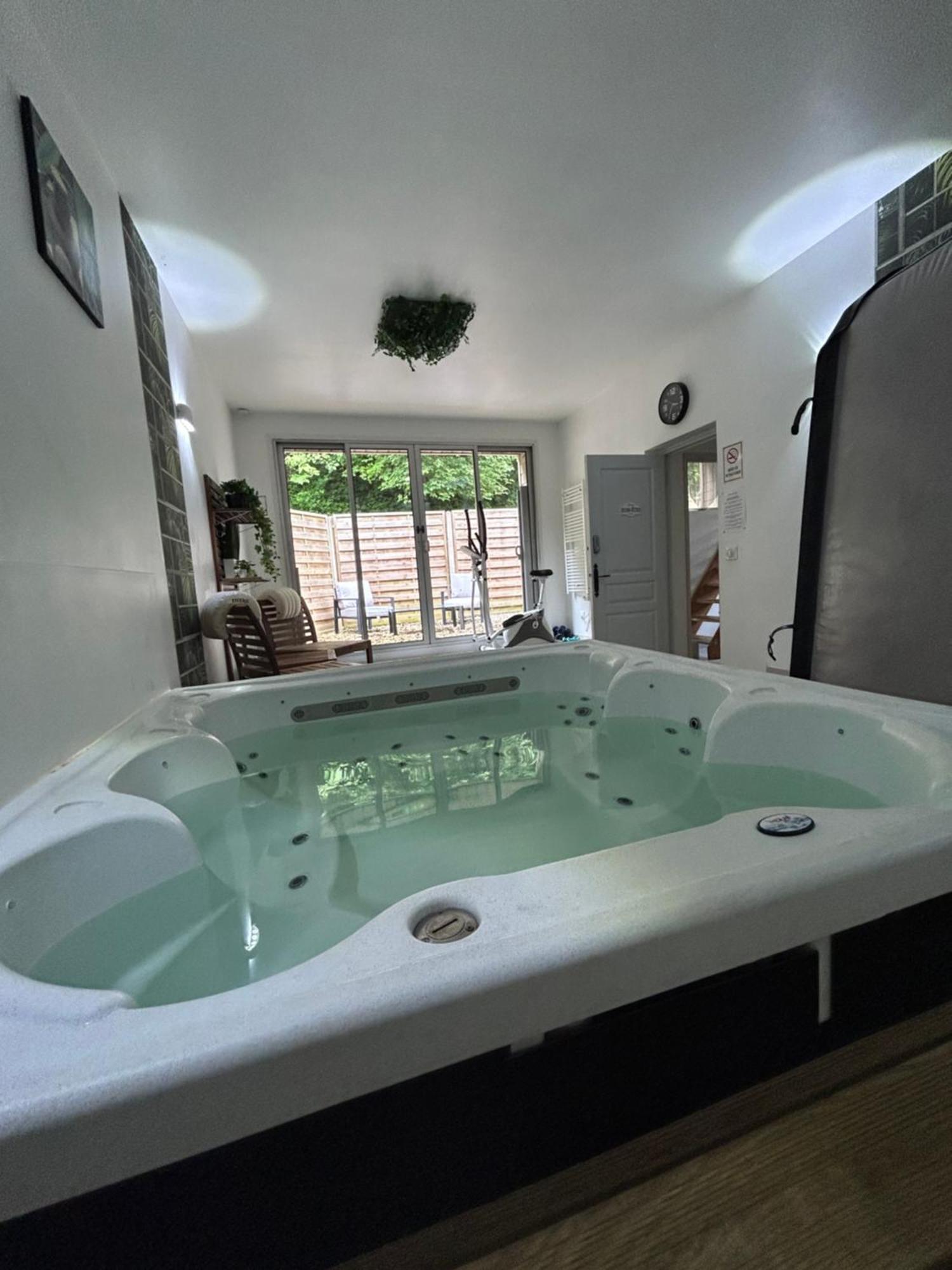 Loft And Spa Les Preaux Bagian luar foto