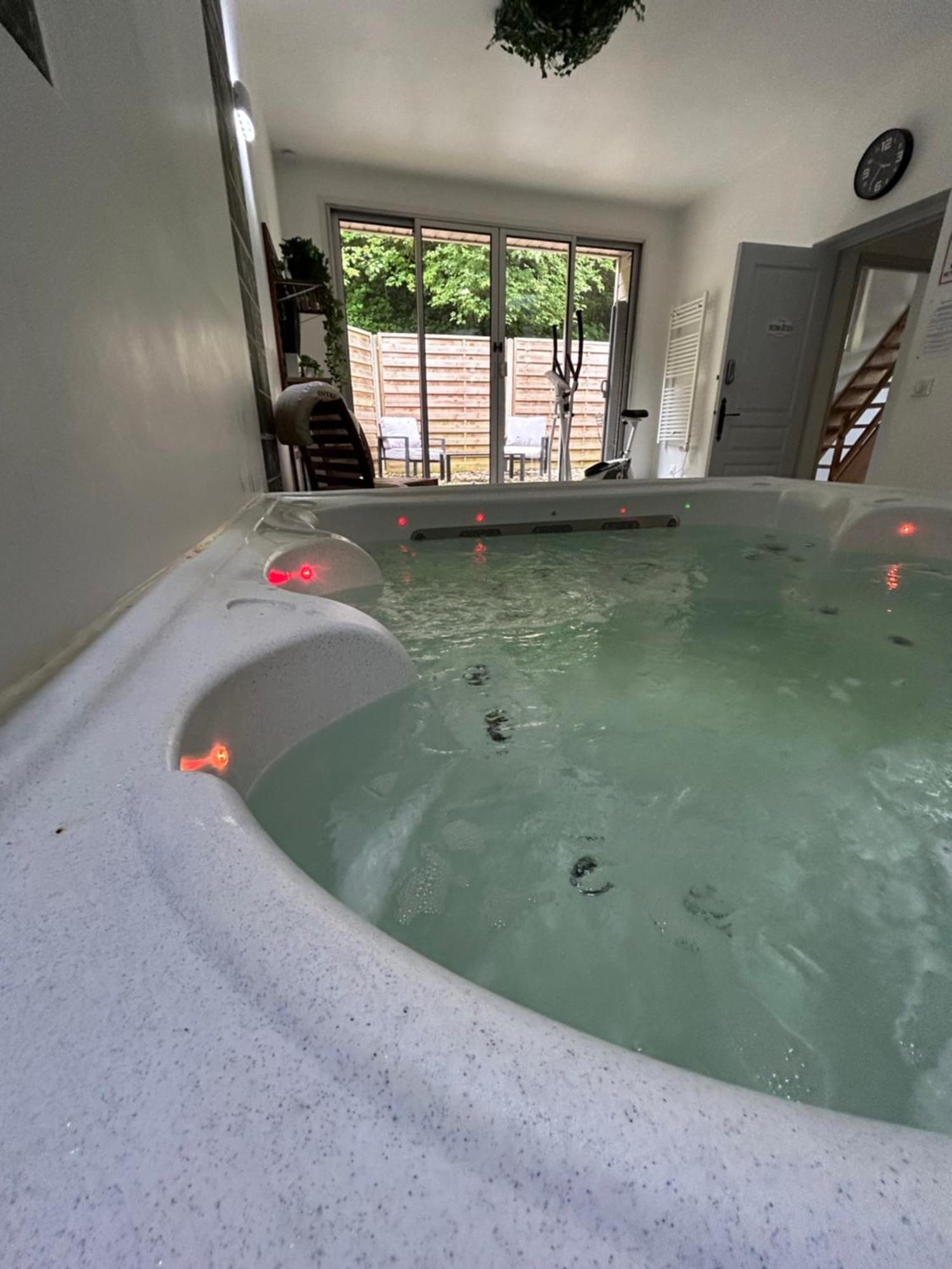 Loft And Spa Les Preaux Bagian luar foto