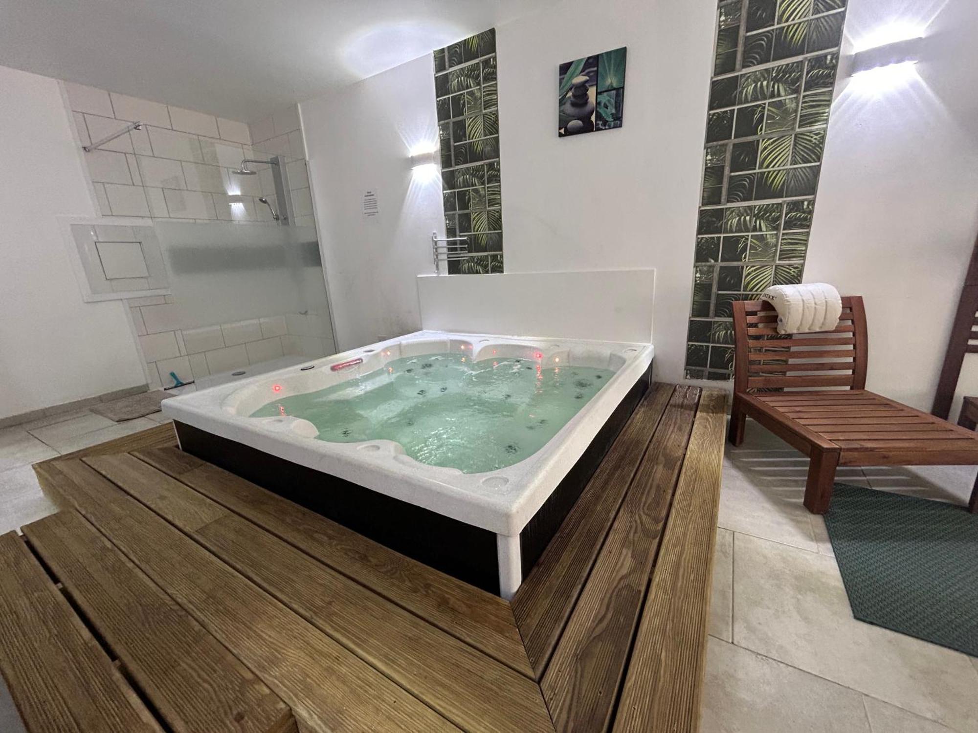 Loft And Spa Les Preaux Bagian luar foto
